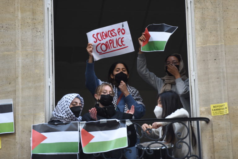 Students Block Sciences Po - Paris